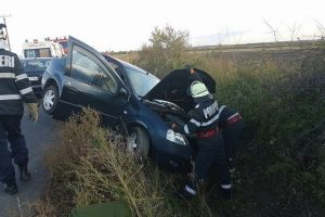 Coliziune între două maşini din cauza neacordării de prioritate. O persoană a ajuns la spital