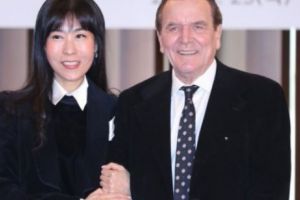 Un politician celebru se căsătoreşte pentru a cincea oară