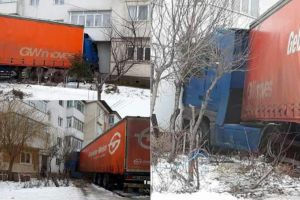 Imagini incredibile. Accident spectaculos la Iasi. Un tir a intrat intr-un bloc din municipiu. Cabina autotrenului, blocata in apartamentul de la parter (galerie foto) 