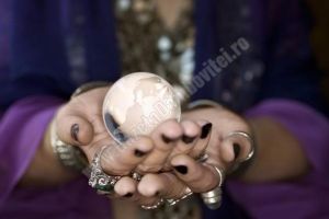 Dâmboviţencele sunt uşor de păcălit de către „ghicitoare” sau negustori ambulanţi de „metale preţioase”