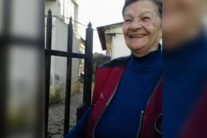 O bunica din Ploiesti doarme pe strazi dupa ce nepotii au dat-o afara din casa. Cum o putem ajuta