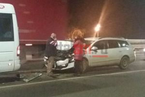 FOTO&VIDEO. Accident pe podul Decebal. O şoferiţă a lovit un microbuz cu pasageri