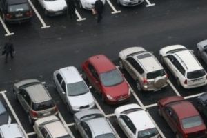 INCONȘTIENȚĂ TOTALĂ. Un bebeluş a fost LĂSAT în parcarea unui MALL, în MAȘINĂ. Părinţii au plecat la CUMPĂRĂTURI