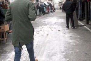 Drumul către piaţă, degajat de zăpadă în… dorul lelii