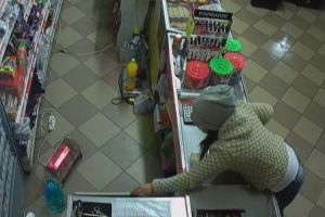 O tânără a sustras 11.000 de lei din seiful unei societăţi şi a fost prinsă