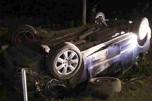 S-a răsturnat cu maşina în râpă