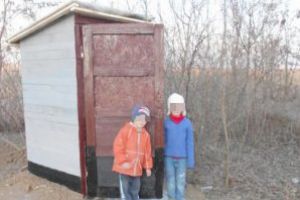 Aproape 400 de şcoli din Vaslui au “privata” în curte