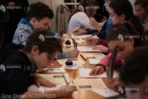 Fragmente din documente legate de Mica Unire, transcrise cu pana şi tocul de către elevi