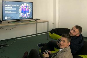 Băieţii care îţi închiriază Xbox sau Play Station cu tot cu televizor şi jocuri – Afacerea prinde aripi la Sibiu