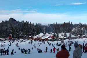 Tot mai multe accidente pe pârtiile din Poiana Braşov. Salvamontiştii recomandă respectarea regulilor de conduită