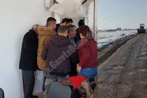Consiliul local Văcăreşti, cu cetăţenii pe cap! Oamenii nu mai suportă starea unor drumuri