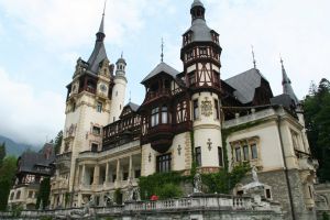 Punctul pe…  CONTROVERSE…  CASELE MAGISTRAȚILOR ȘI… CASA REGALĂ!