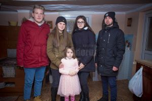 Un grup de voluntari suceveni a donat 550 de euro pentru fetiţa din Poiana Micului care are ...