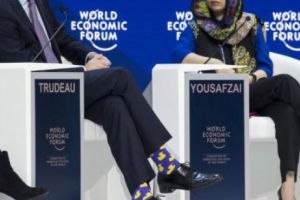 La Davos,  premierul Canadei  şi-a ETALAT ciorapii violet cu răţuşte galbene