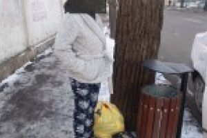 VIDEO: Mai multe persoane au fost prinse de politistii locali cand isi aruncau gunoiul pe domeniul public