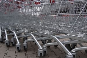 MĂCEL la un SUPERMARKET! Din ce cauză şi-au împărţit SUTE de clienţi PUMNI ȘI PICIOARE (VIDEO)