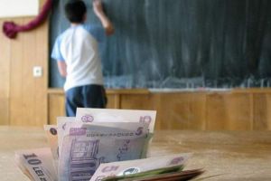 Bani pentru elevi! Statul român îţi dă 200 de lei lunar, dacă îndeplineşti aceste condiţii