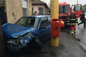 Accident grav! A intrat cu maşina în gardul unei case şi a lovit o femeie care se afla pe trotuar