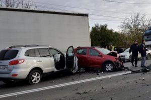Impact frontal între două maşini. O persoană a fost rănită