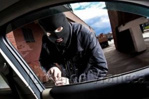 I-a spart maşina şi i-a furat poşeta