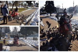 FOTO: Să fii OM e lucru mare! Nea’ Ion, vârstnicul cu scuterul electric, care hrăneşte porumbeii din Cetatea Alba Carolina ca pe copiii lui