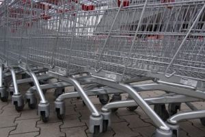 MĂCEL la un SUPERMARKET! Din ce cauză şi-au împărţit SUTE de clienţi PUMNI ȘI PICIOARE (VIDEO)