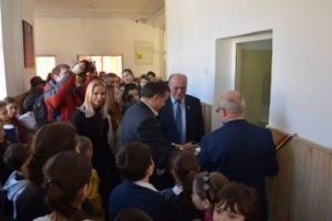 Imagini incredibile la Piatra Neamt. Toaletele dintr-o unitate de invatamant inaugurate cu fast. Primarul a taiat panglica