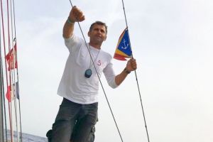 Aventurile lui Dorel Nacou in traversarea solitara a Oceanului Atlantic: Valuri ca doua lovituri de ciocan. Catargul a cedat. Opt ore in deriva (galerie foto)