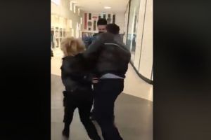 Interventie a politiei intr-un mall din Capitala. Femeie smulsa de langa copil. Micutul a fost lasat in grija clientilor 