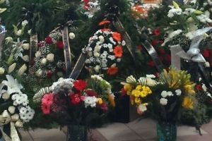 O familie din Bistriţa a schimbat ritualul înmormântării. De ce a cerut bani în loc de coroane