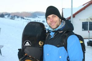 Cristian Vlad, instructor de snowboard, gata să înceapă lecţiile şi pe Pârtia Cocoş din Bistriţa