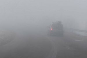 Trafic în condiţii de ceaţă densă pe mai multe drumuri din judeţ