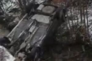 VIDEO. Doi soţi, la un pas de moarte! Maşina lor a căzut în râul Bârzava la intrare în Reşiţa!