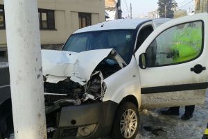 FOTO – Maşină în stâlp pe Teclu. Șoferul era beat