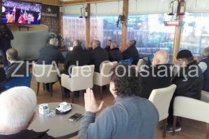 Imagini de la eveniment  Apropiatii Simonei Halep urmaresc finala de la Australian Open la cafeneaua familiei de la Constanta. Stere Halep, intampinat cu aplauze (galerie foto)