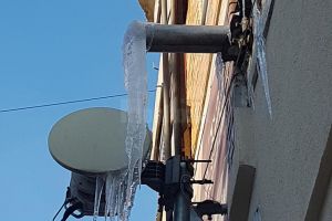 Ţurţurii de pe clădiri, periculoşi, dar şi costisitori