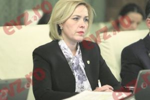 Traian Băsescu o SFĂTUIEȘTE pe Carmen Dan: „Să achiziţioneze rapid brăţări, nu bastoane”