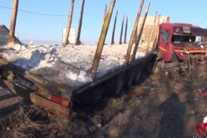 Șoferul unui TIR a pierdut controlului volanului şi s-a izbit într-un gard. VIDEO
