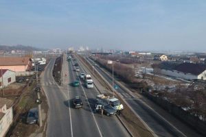 FOTO: Accident rutier la pasarela din Partoş, Alba Iulia. Coliziune între o autoutilitară şi un autoturism