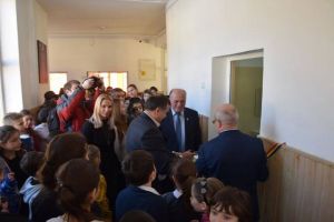 Inaugurare în uşa WC-ului: Primarul din Piatra Neamţ a tăiat panglica unor toalete de şcoală