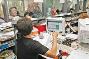 Funcţionarii publici să lucreze şi peste vârsta de pensionare – Legea a fost reîntoarsă în Parlament