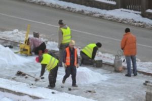 Ca-n filmele cu proşti: Muncitori surprinsi in timp ce topesc gheaţa cu butelia ca să pună pavele / FOTO