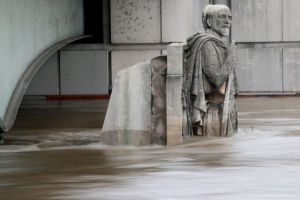Parisul sub ape. Francezii se pregatesc de inundatii, pe masura ce nivelul Senei creste