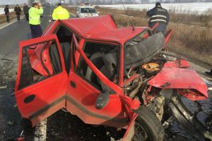 PRĂPĂD, pe DN 7! Impact DEVASTATOR între un BMW şi o Dacia. Trei persoane au MURIT (FOTO)