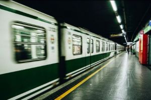 S-a ÎNTÂMPLAT din nou! O femeie a fost ÎMPINSĂ în faţa METROULUI