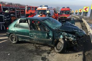 Accident rutier grav in judetul Cluj. Cinci persoane au fost ranite. Pompierii chemati in ajutor deoarece au existat scurgeri de combustibil (galerie foto)   
