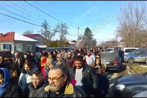 TITU: Sute de oameni au condus-o pe ultimul drum pe Alexandra, tânăra ucisă de iubitul gelos