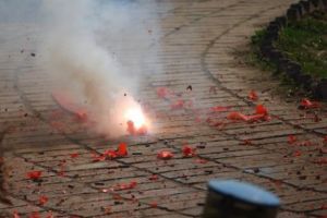 Filmarea ȘOCANTĂ a unei glume cu PETARDE. Un băiat a fost CATAPULTAT de o explozie a unei guri de canal - VIDEO