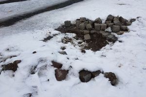 „Gropile şi pavajul rânjesc la trecători. Alo, primăria, e cineva acasă?”