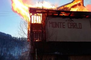 GALERIE FOTO: Vila Monte Carlo din Lepşa, MISTUITĂ de FLĂCĂRI